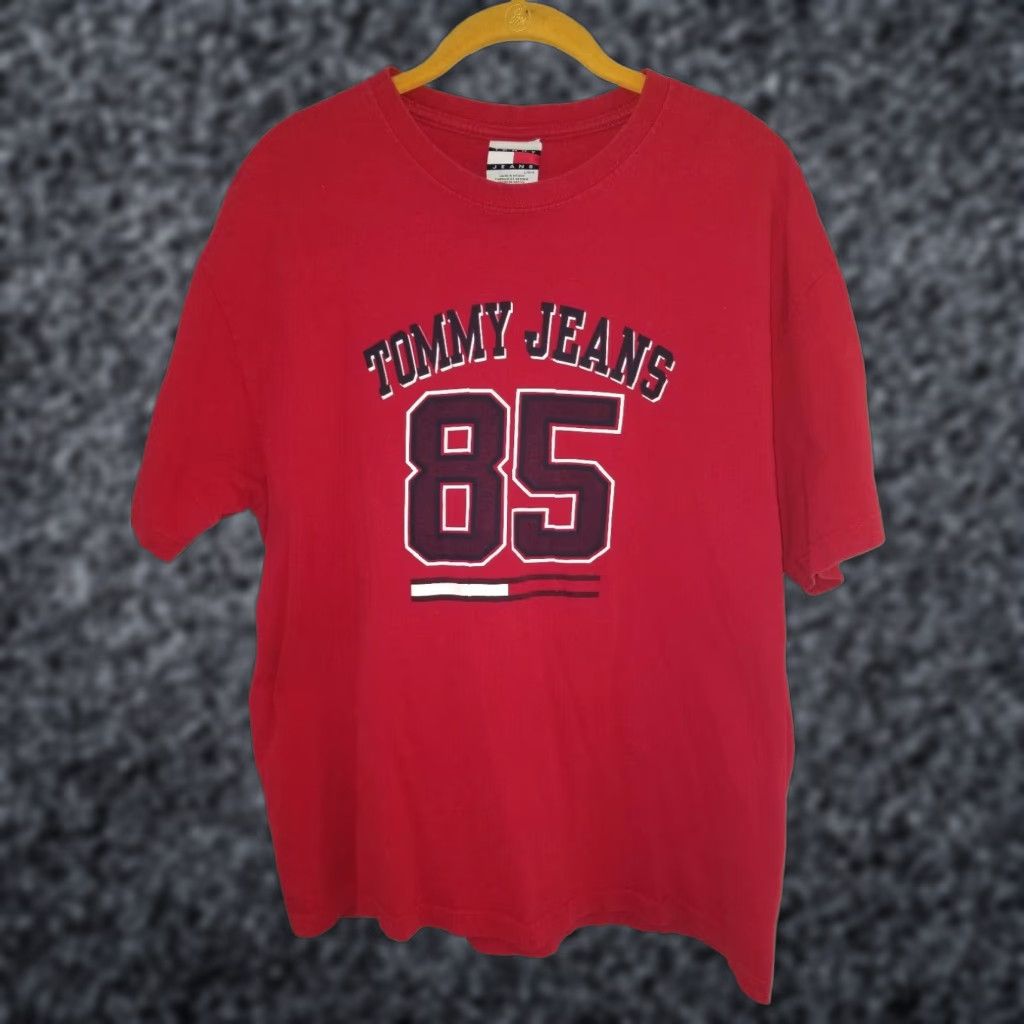 Tommy Hilfiger VINTAGE 90s Tommy Hilfiger Graphic Tee Mens Large Red Short Sleeve Size US L / EU 52-54 / 3 - 1 Thumbnail