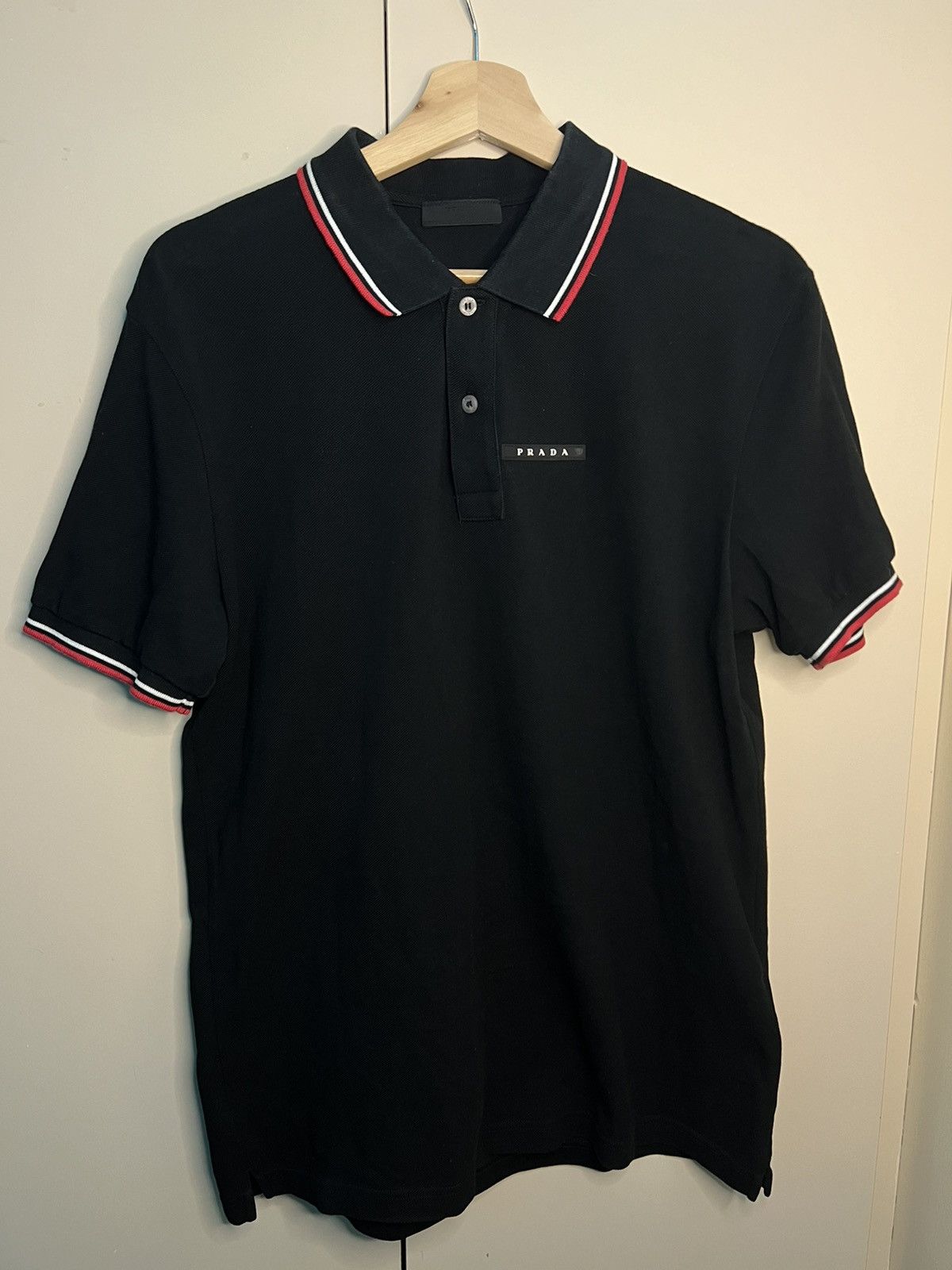 Prada polo outlet black and red