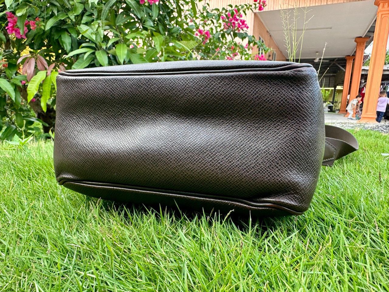 Louis Vuitton Authentic Louis Vuitton Grizzli Taiga Yaranga Porte Appareil Size ONE SIZE - 6 Thumbnail