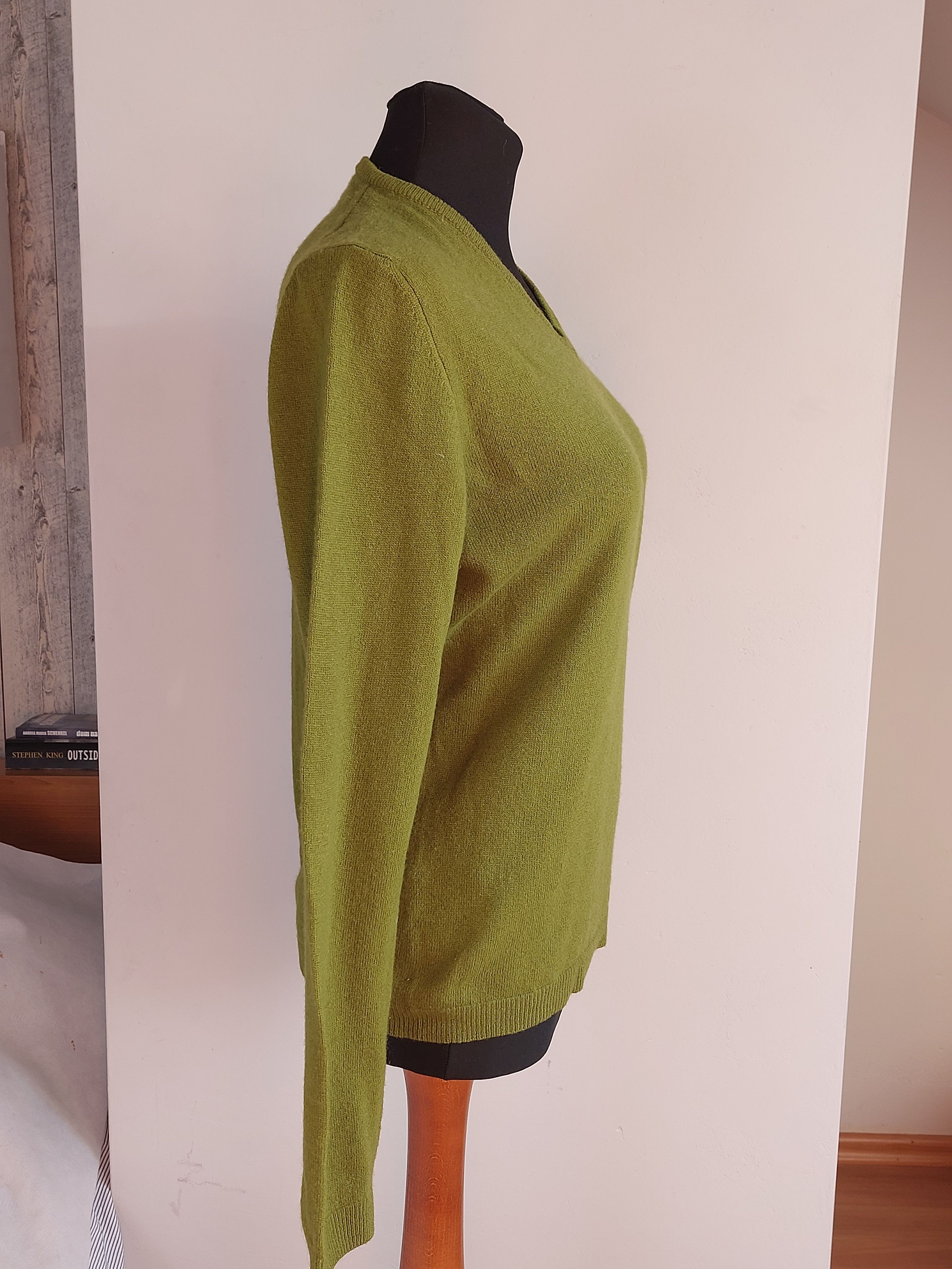 United Colors Of Benetton UNITED COLORS OF BENETTON wool V-neck Sweater Embroidered Size M / US 6-8 / IT 42-44 - 3 Thumbnail