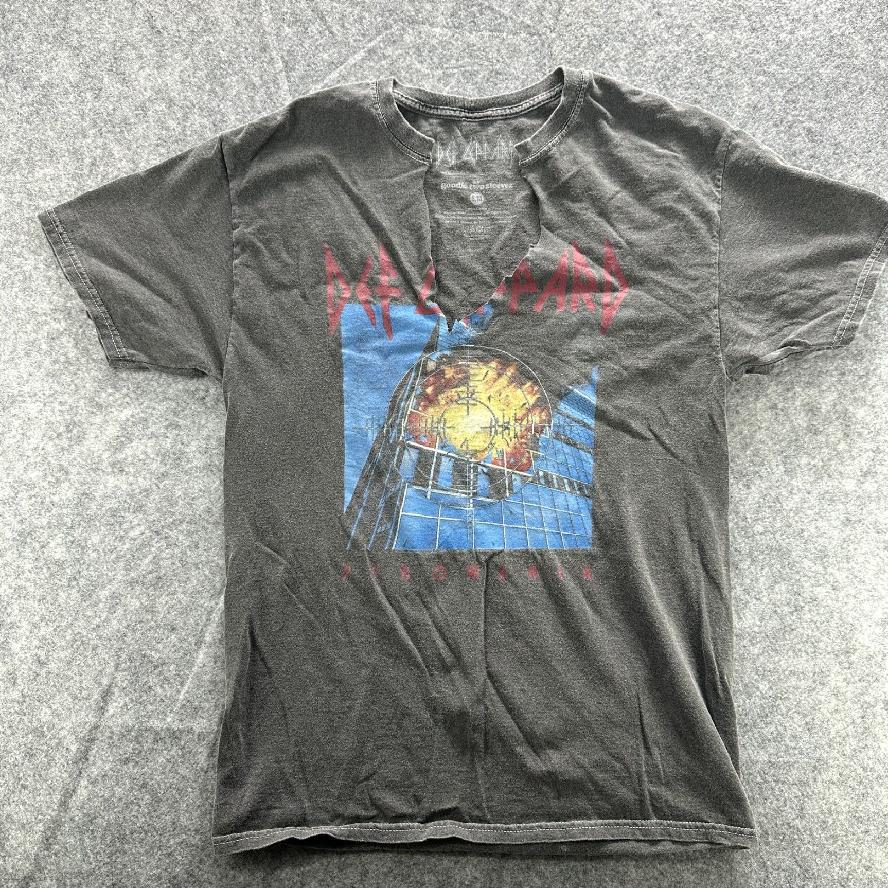 Vintage VINTAGE Def Leppard Shirt Mens Small Black Pyromania Band Tee Distressed Rock Music Size US S / EU 44-46 / 1 - 2 Thumbnail