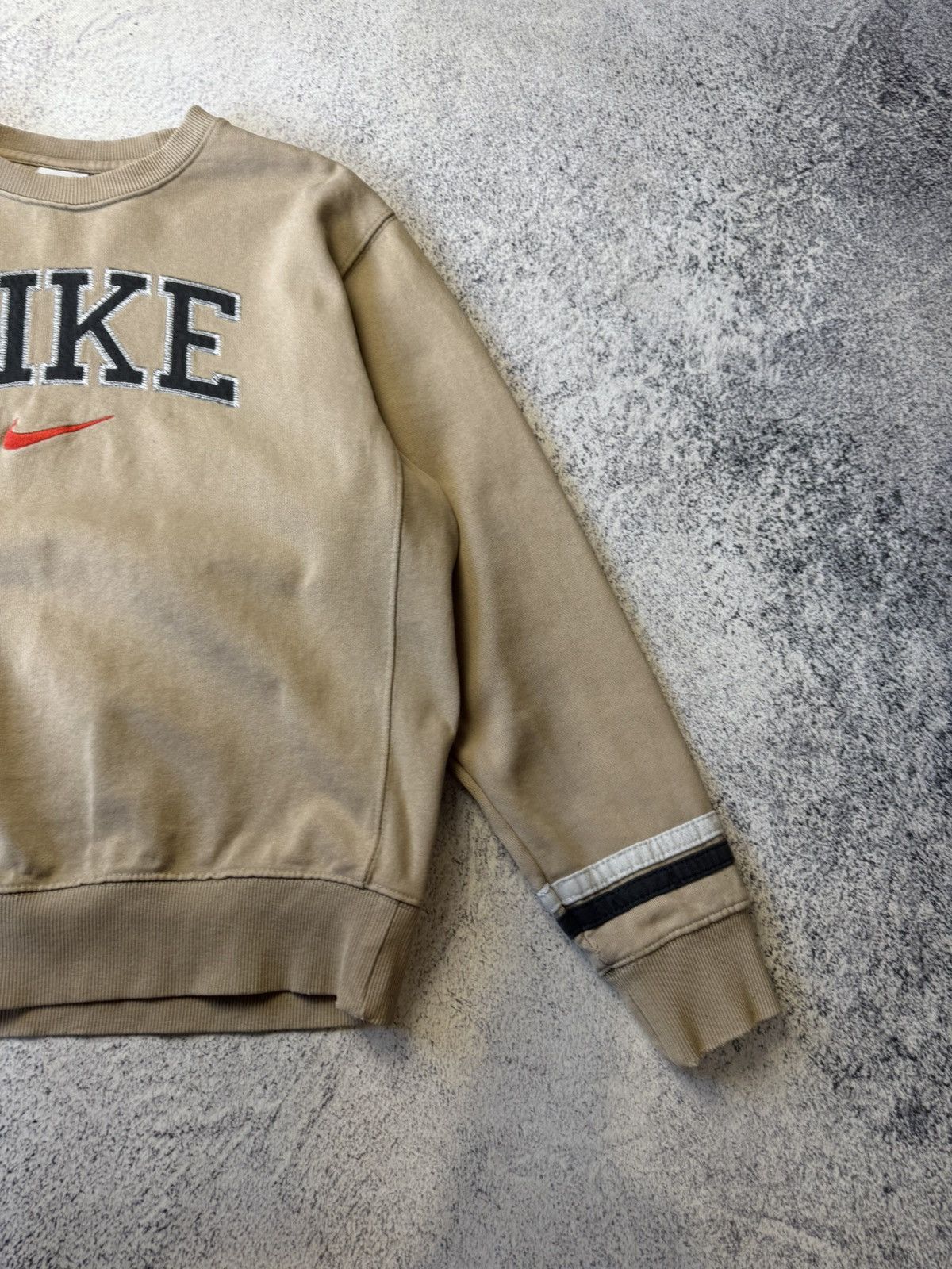 Nike VINTAGE 90s NIKE DISTRESSED CENTER LOGO SWEATSHIRTS CREWNECK Size US S / EU 44-46 / 1 - 5 Thumbnail
