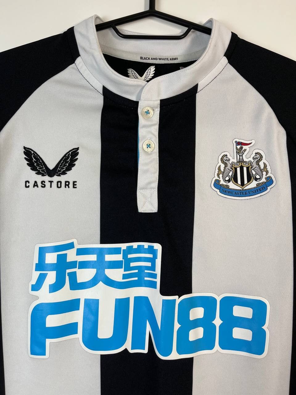 Castore NEWCASTLE UNITED 2021 2022 HOME СASTORE JERSEY SIZE S Size US S / EU 44-46 / 1 - 2 Thumbnail