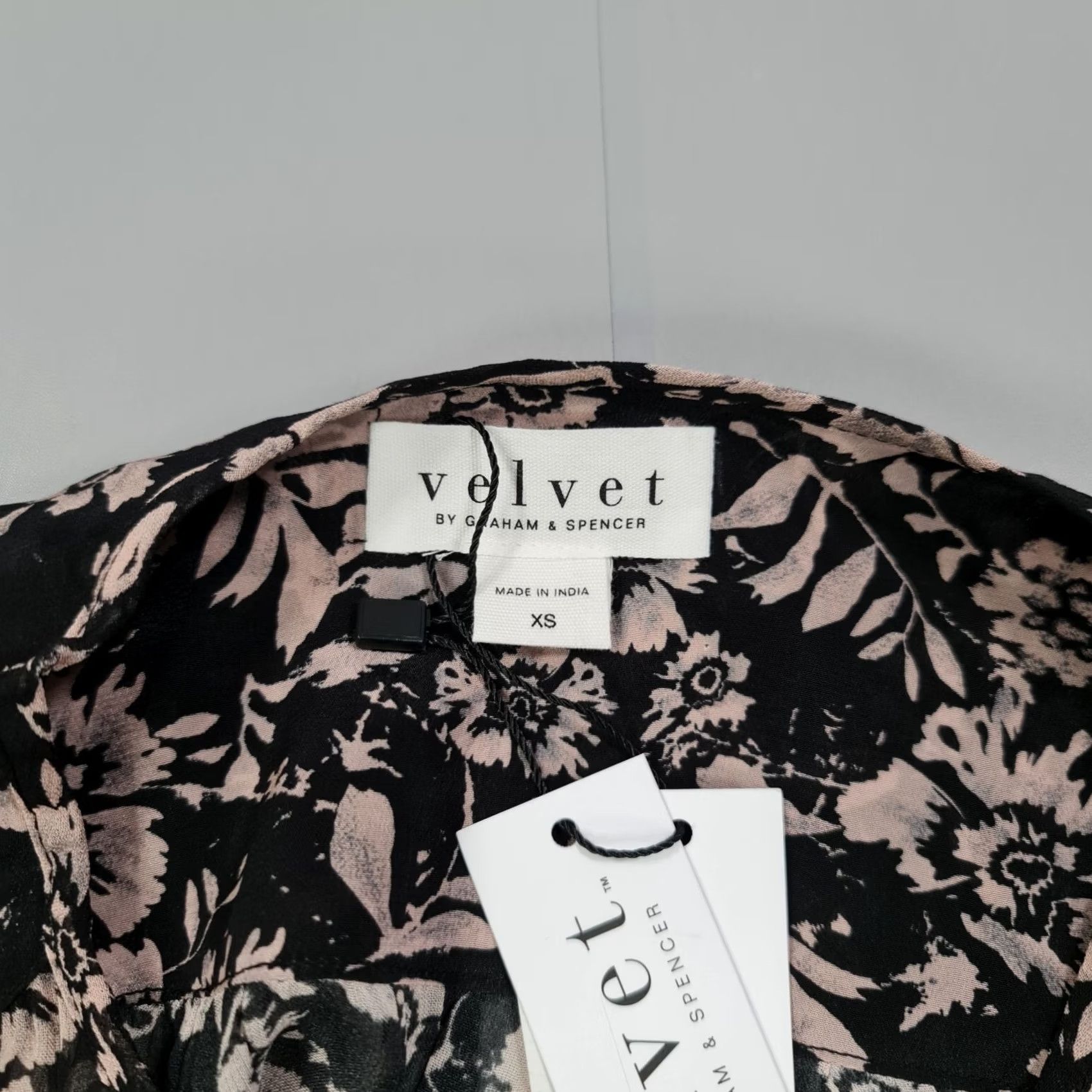 Velvet Velvet by Graham & Spencer Blouse Womens XS Black Floral Long Sleeve Henley Pullover Viscose Dry Clean Only Size XS / US 0-2 / IT 36-38 - 3 Thumbnail