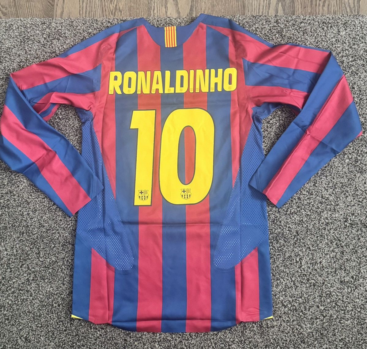 Nike Barcelona Ronaldinho Retro Rerelease Jersey Size US S / EU 44-46 / 1 - 1 Thumbnail