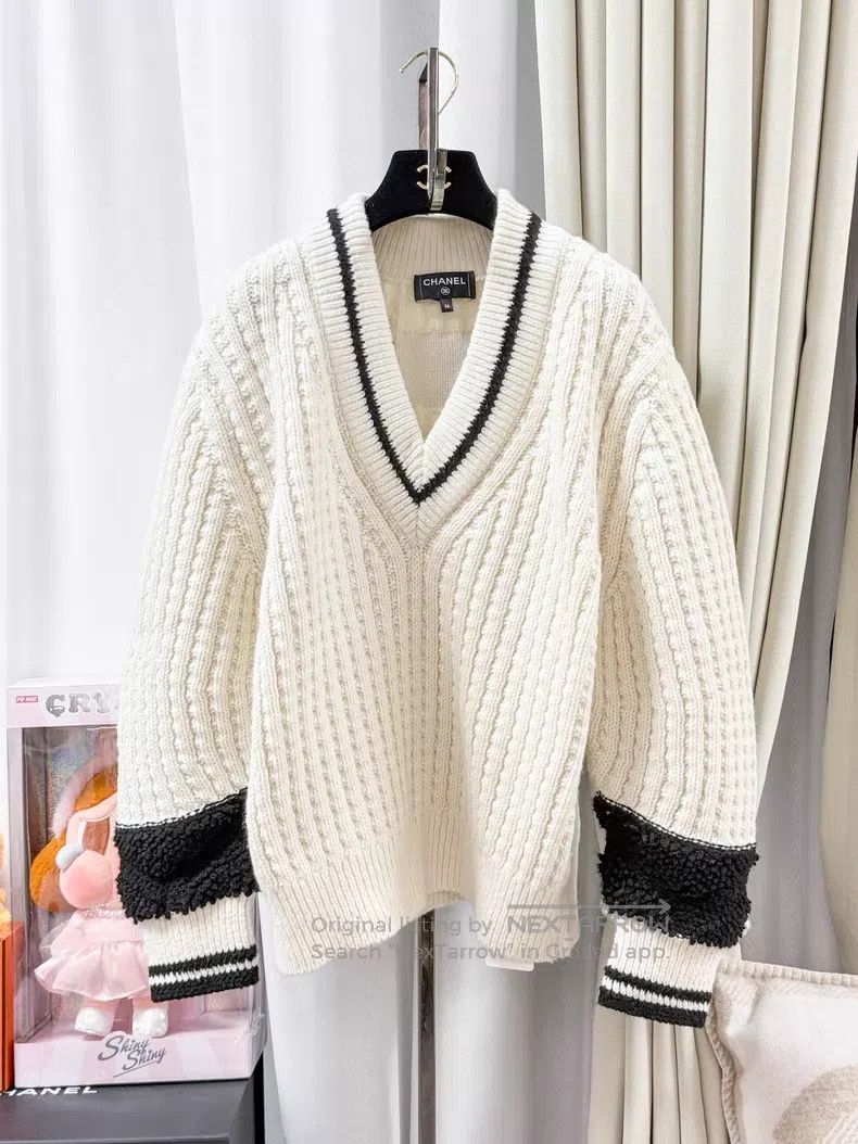 Chanel Chanel 25N Coco neige ski series beige black tassel V-neck Size XS / US 0-2 / IT 36-38 - 1 Thumbnail