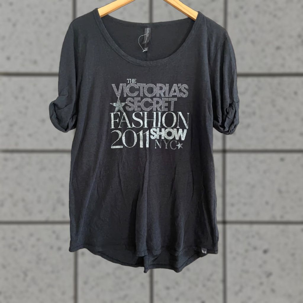 Victoria's Secret Victoria's Secret LIMITED EDITION 2011 Fashion Show Short Sleeve Shirt Medium Black Tee Shirt Womens M Size M / US 6-8 / IT 42-44 - 1 Thumbnail