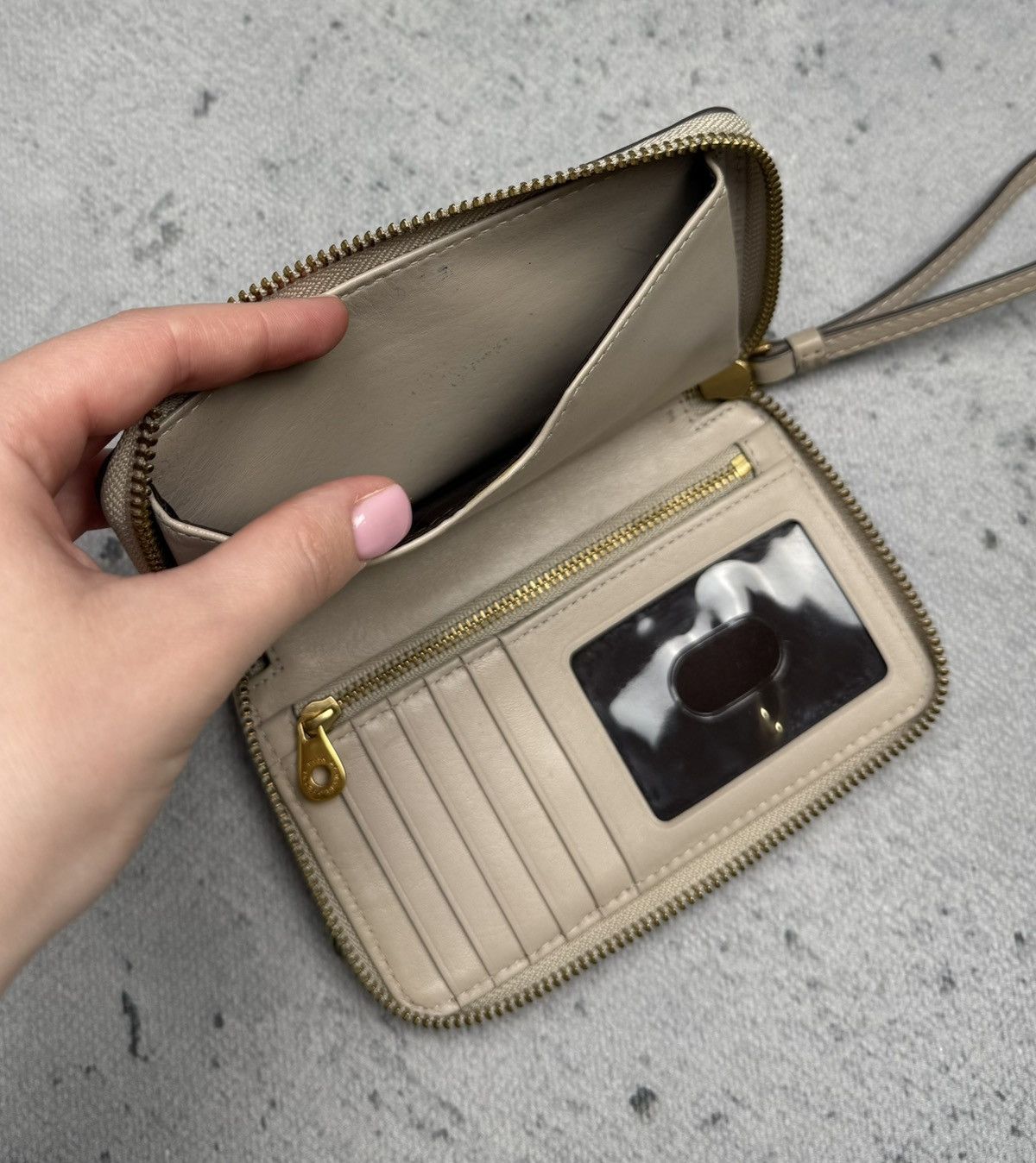 Marc by Marc Jacobs Vintage Marc by Marc Jacobs Beige Zip Around Wallet Rare Size ONE SIZE - 15 Thumbnail