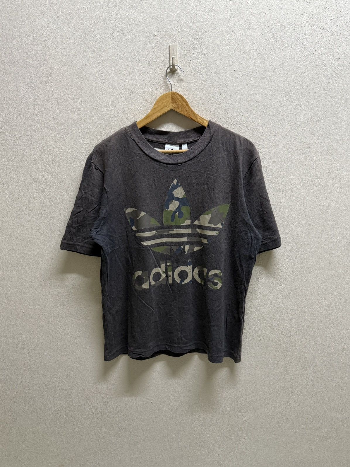 Adidas Sun faded🔥Adidas Camo Biglogo Tshirt Size US M / EU 48-50 / 2 - 3 Thumbnail