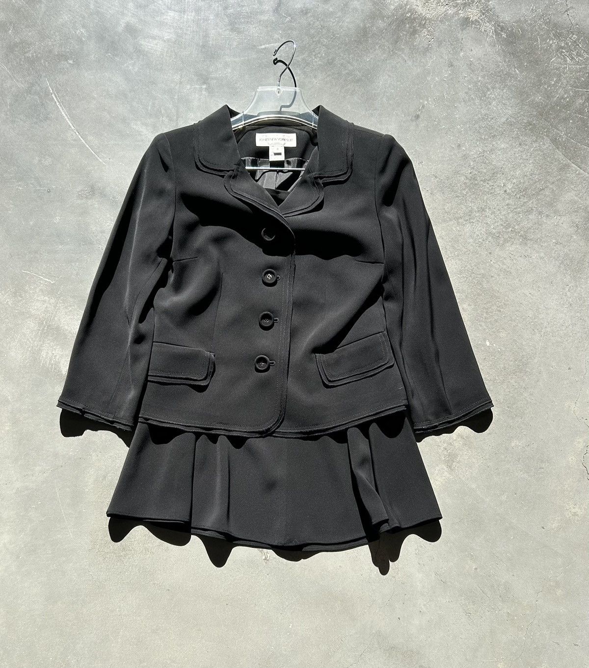 Jones New York × Vintage Black 90s Jones New York blazer with pleated skirt Size S / US 4 / IT 40 - 1 Thumbnail
