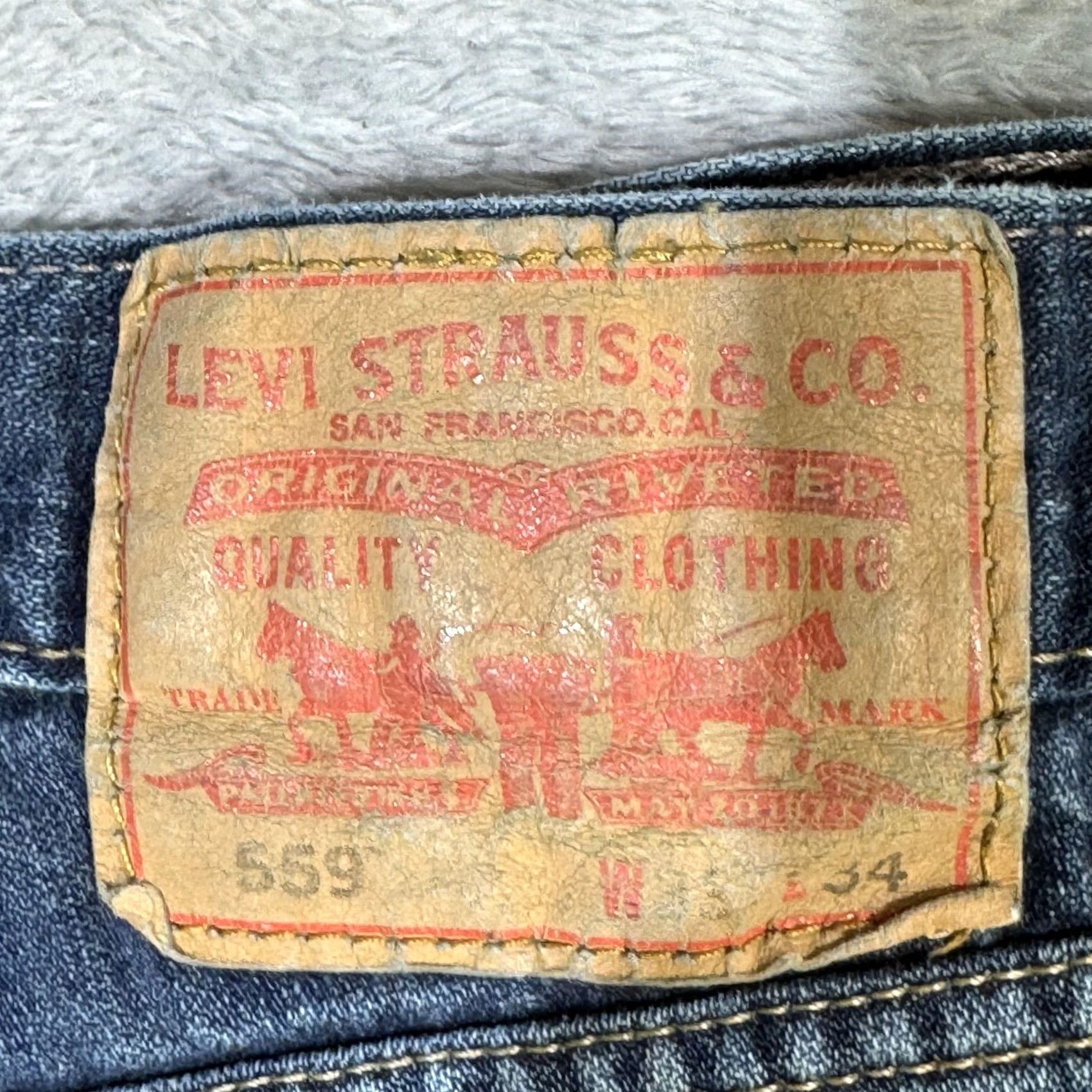Levi's VINTAGE Levis 559 Jeans Mens 33x34 Blue Relaxed Straight Leg Denim Whiskered Zip Fly Size US 33 - 4 Thumbnail