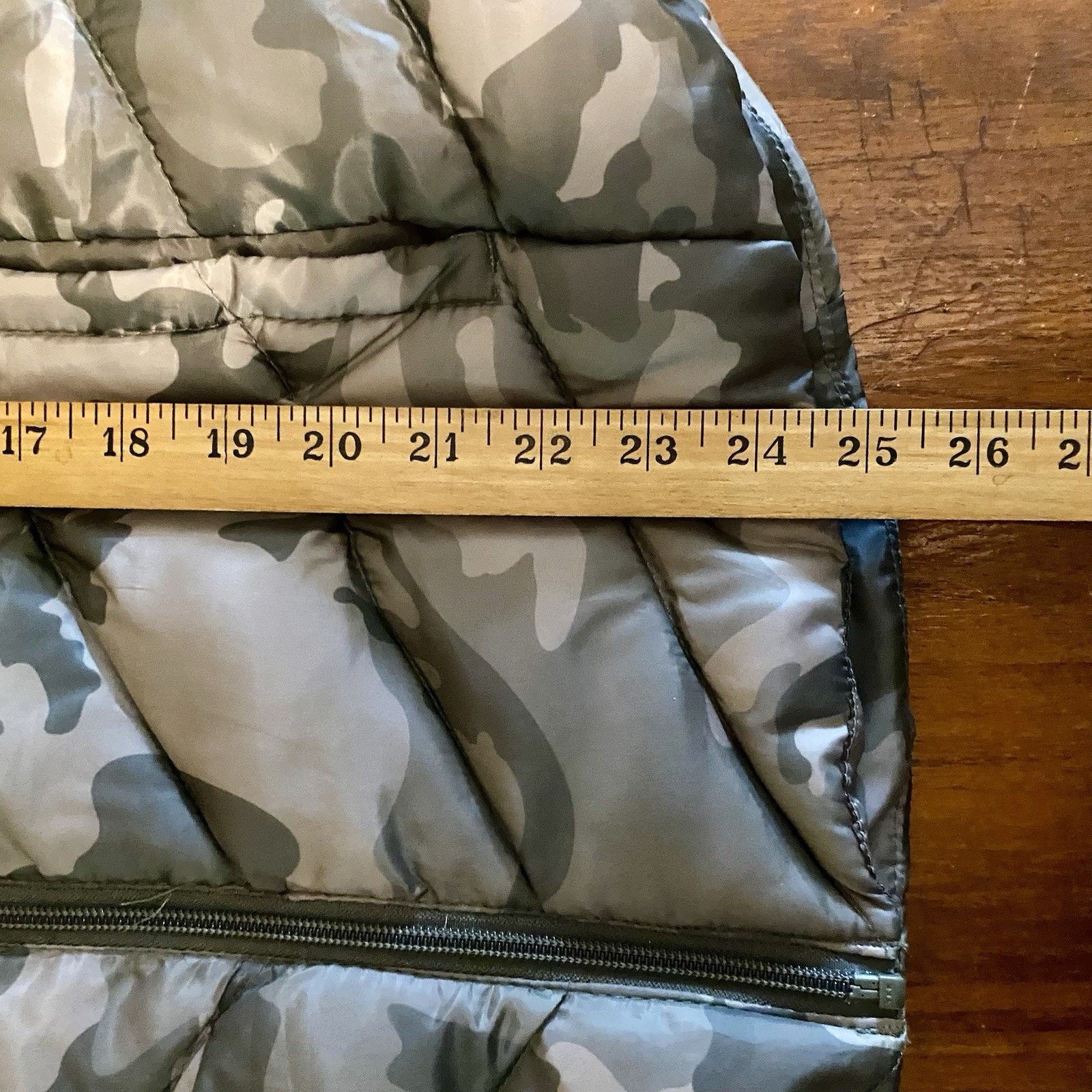 & Other Stories Woman’s Size L Quilted Camouflage Gray Puffer Vest Zipper Size L / US 10 / IT 46 - 4 Thumbnail