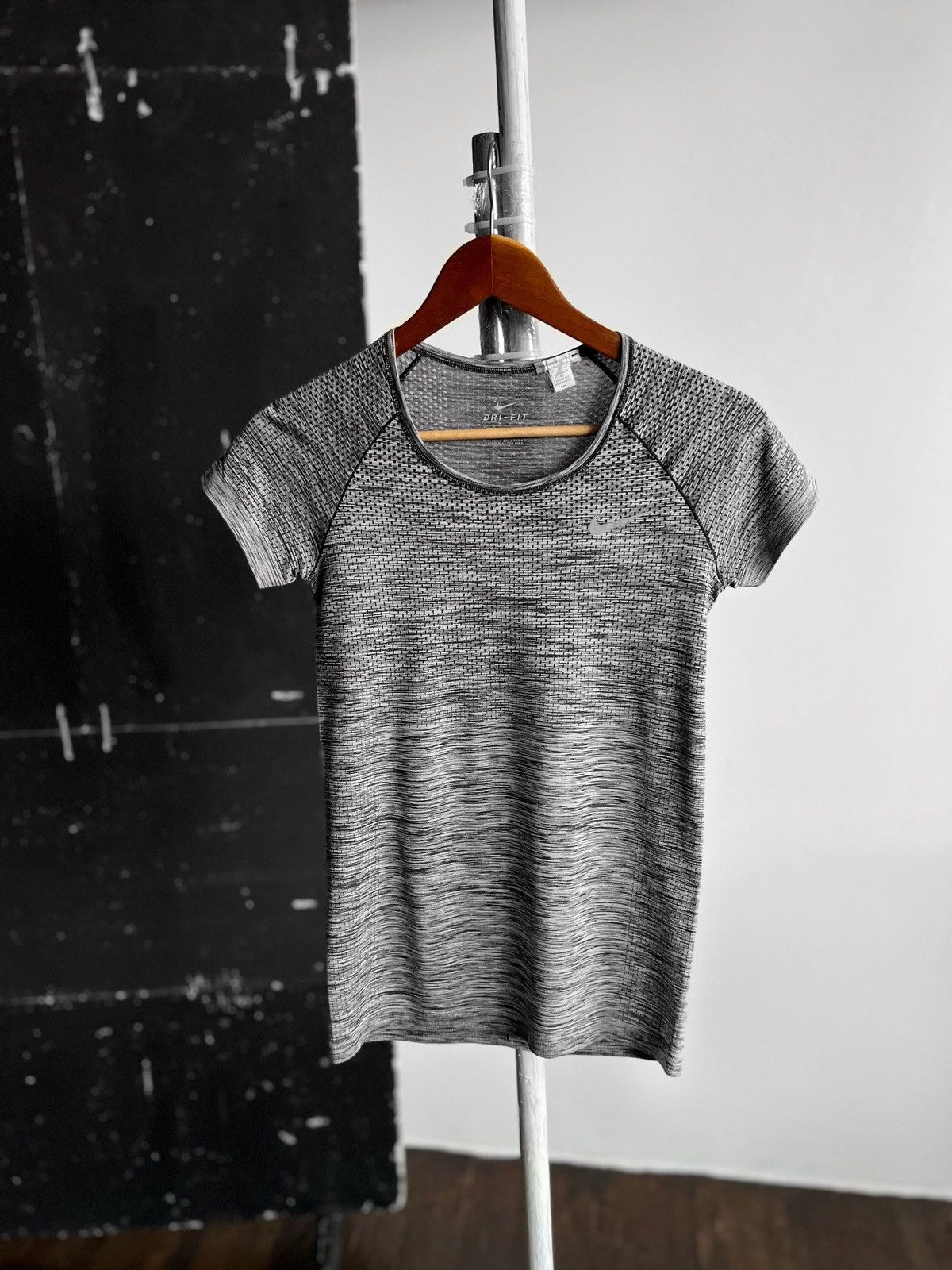 Nike Nike Dri-FIT Womens Gray Short Sleeve Sport T-Shirt Jersey Size XS / US 0-2 / IT 36-38 - 1 Thumbnail