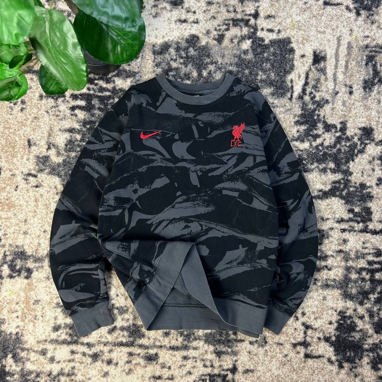 Nike Nike x Liverpool Mini Logo Soccer Sweatshirt Size US L / EU 52-54 / 3 - 1 Thumbnail