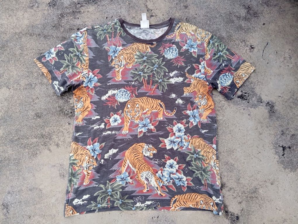 H&M Hawaii Sukajan Tiger 🌴🐯 Fullprint All Over Tshirt Size US S / EU 44-46 / 1 - 2 Thumbnail