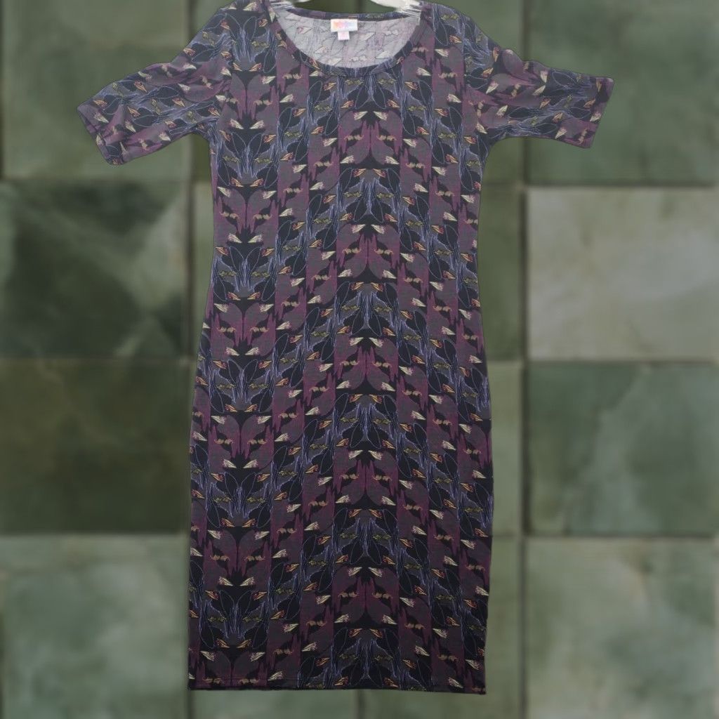 Disney Disney LuLaRoe Dress Small Black Evil Queen's Raven Disney Shirt" Size S / US 4 / IT 40 - 1 Thumbnail