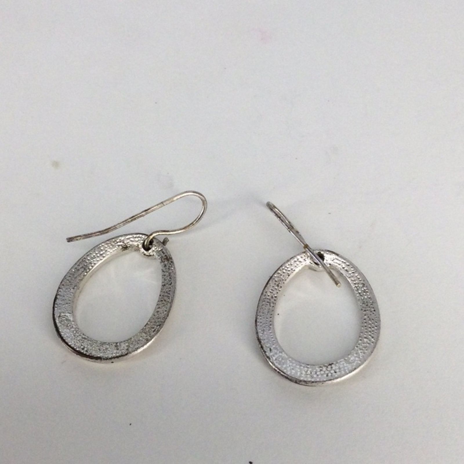 Other Silver Tone Small Vintage 1980's Hammered Oval Earrings Size ONE SIZE - 6 Thumbnail