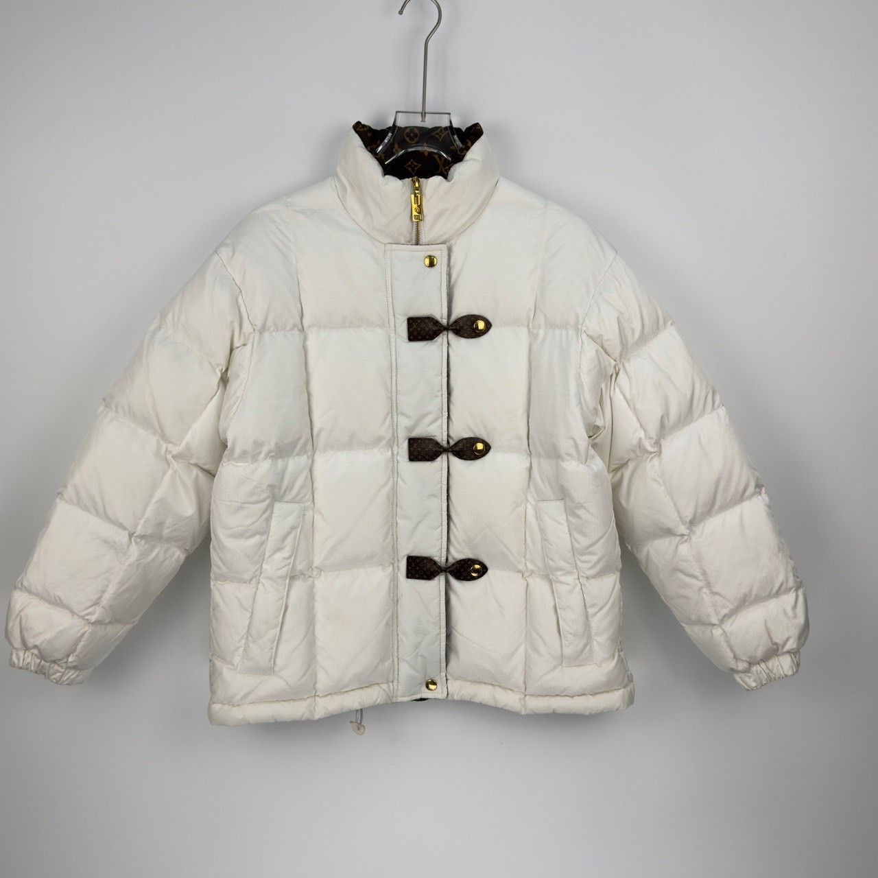 Louis Vuitton Louis Vuitton White down jacket with printed leather button Size US M / EU 48-50 / 2 - 3 Thumbnail