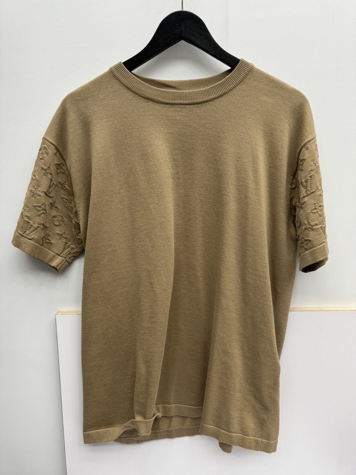 Louis Vuitton Louis Vuitton 24ss brown sleeve embossed logo tee Size US M / EU 48-50 / 2 - 1 Thumbnail