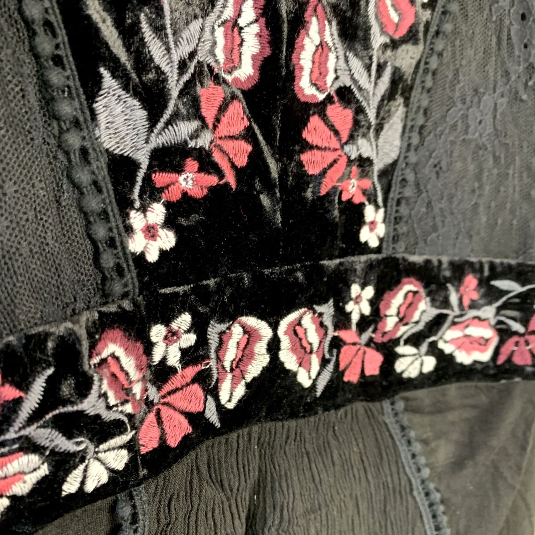 Velvet Jolt Women's L Black Floral Velvet Lace V-Neck Long Sleeve Top Y2K Witchy Boho Size L / US 10 / IT 46 - 4 Thumbnail