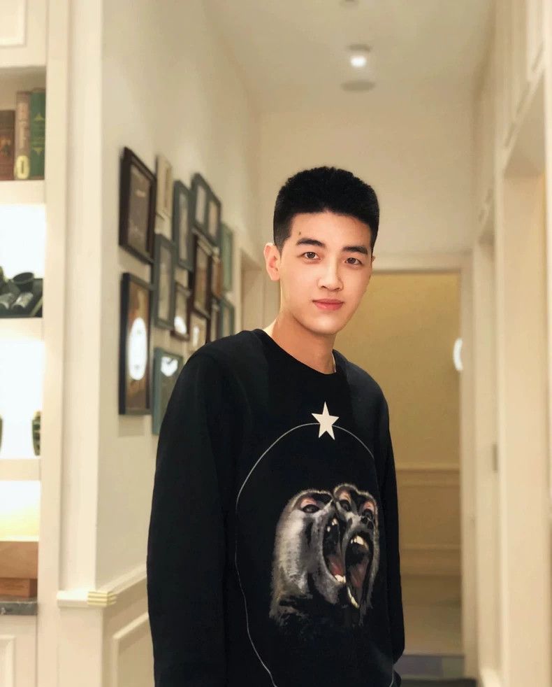 Givenchy Givenchy Clearance Shark Sweatshirt Size US XS / EU 42 / 0 - 6 Thumbnail