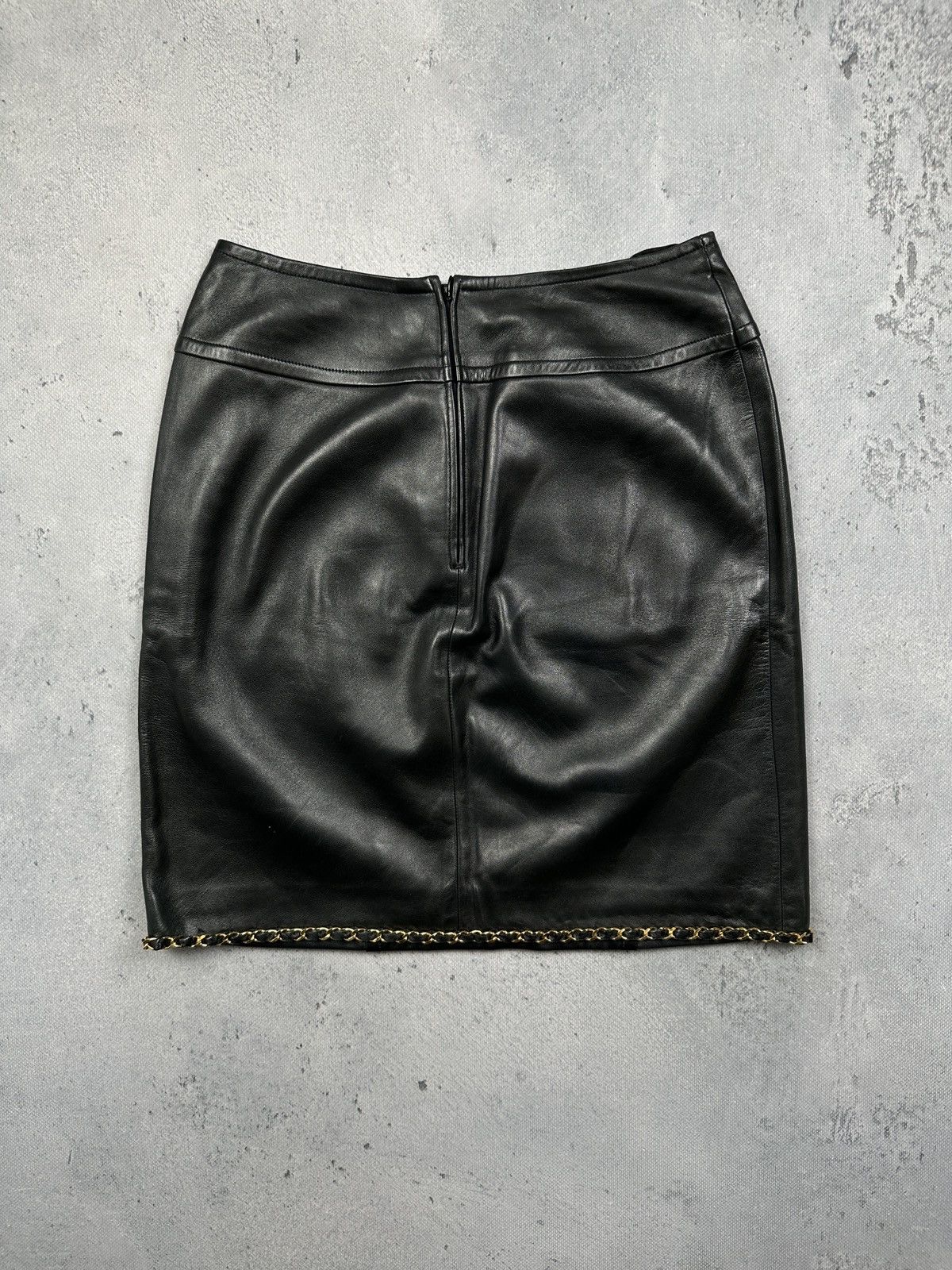 Chanel Vintage Chanel Boutique Black Leather Skirt Gold Chain Trim Size 28" / US 6 / IT 42 - 2 Thumbnail