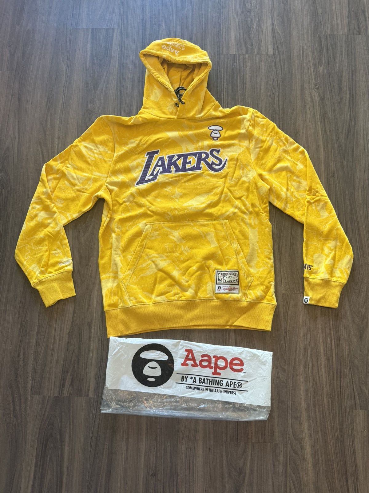 Bape × Mitchell & Ness × NBA AAPE By A Bathing Ape Lakers Hoodie Yellow Camo XL NBA MN Size US XL / EU 56 / 4 - 1 Thumbnail