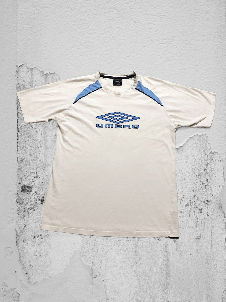 Umbro Y2K T-shirt Umbro big logo center Vintage white size M Size US M / EU 48-50 / 2 - 1 Thumbnail