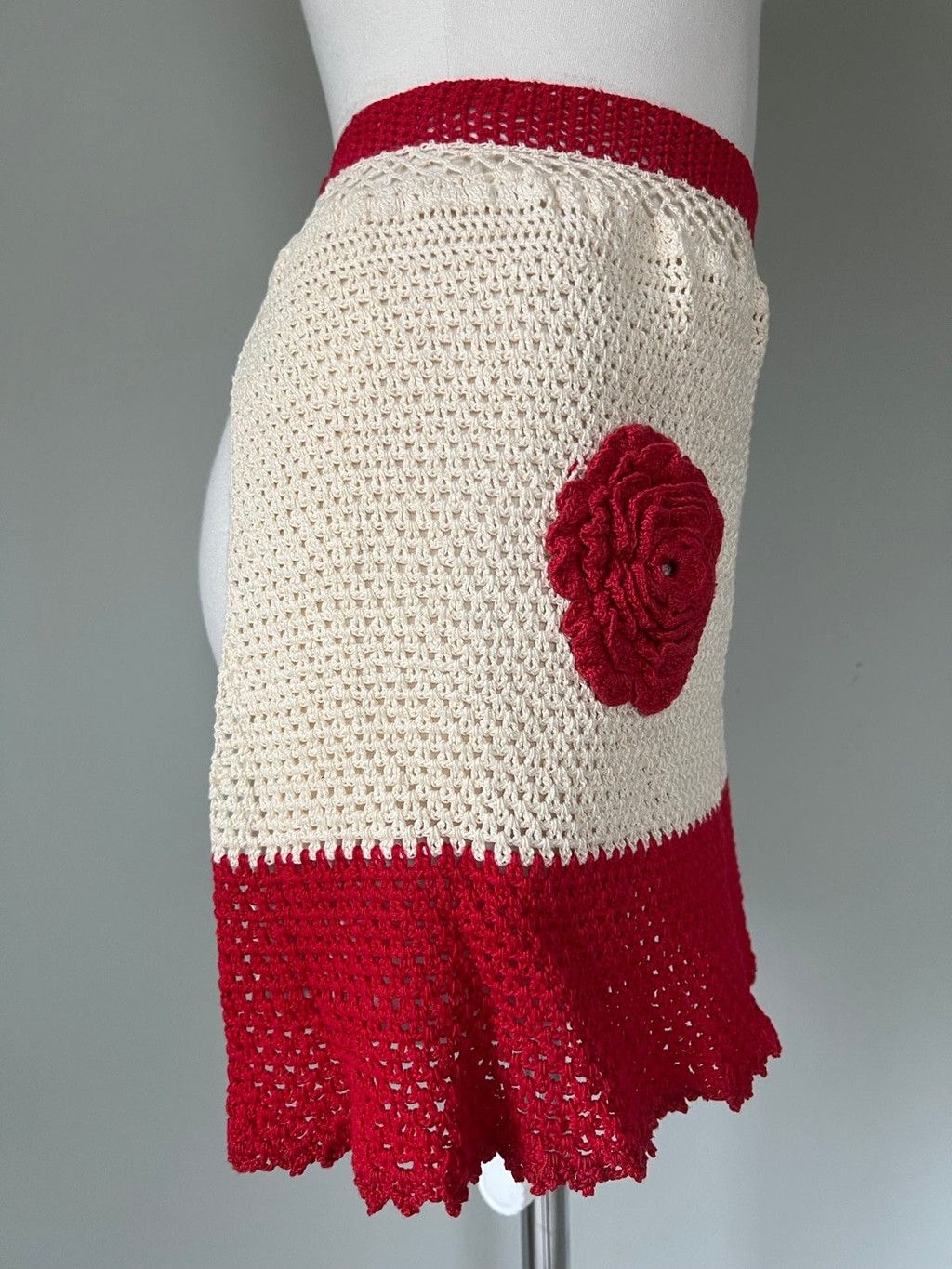 Handmade 1960s Vintage Deadstock Handmade Crochet Rose Kitchen Apron Size ONE SIZE - 2 Thumbnail