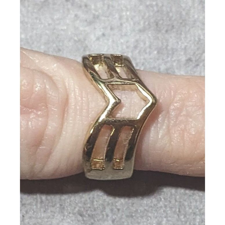 Other Gold Tone Slotted Chevron Fashion Ring Size 5 3/4 Size ONE SIZE - 5 Thumbnail