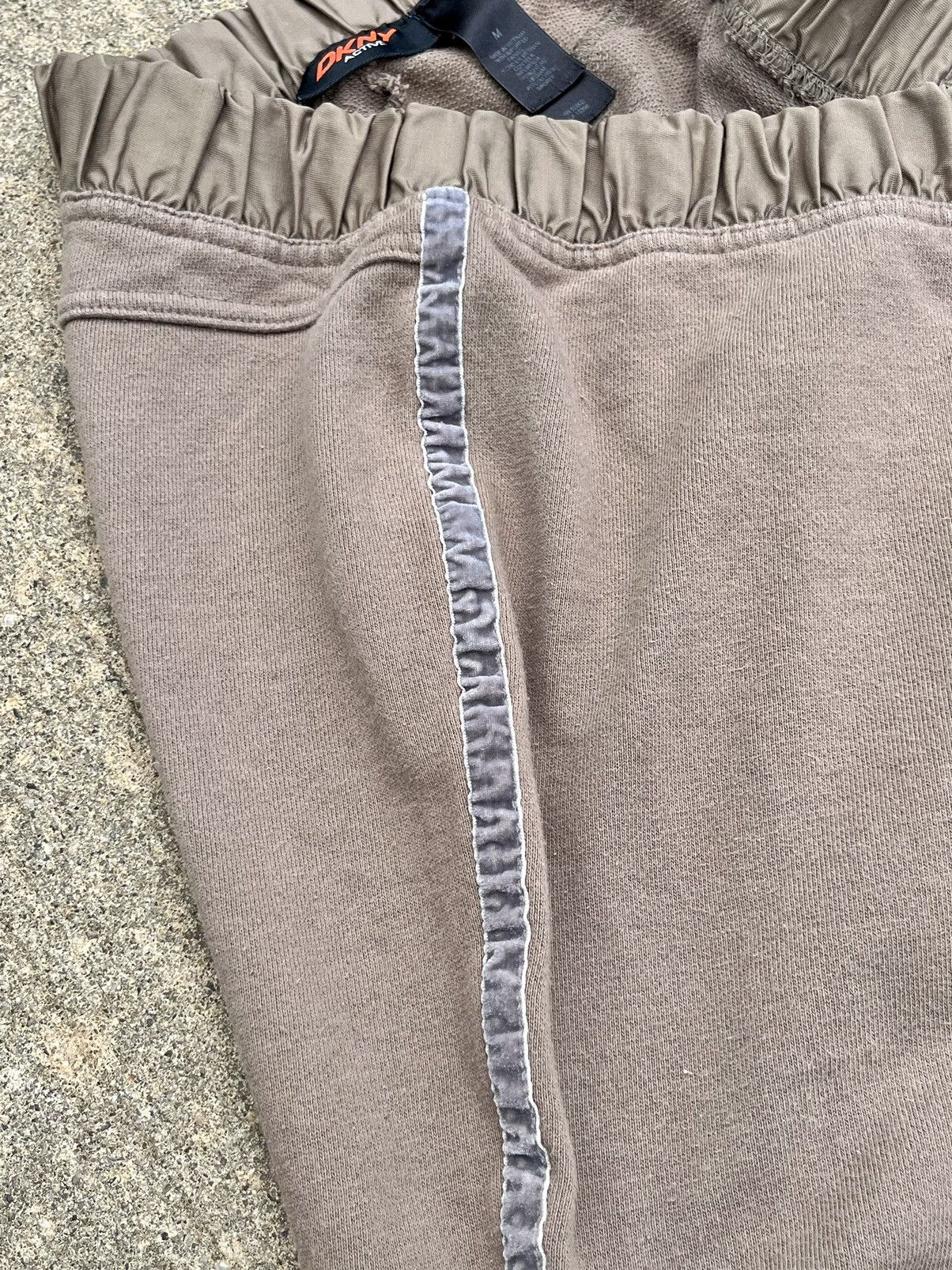 DKNY × Japanese Brand × Vintage WMNS VINTAGE Y2K DKNY ACTIVE FLARED SWEATPANTS Size 30" / US 8 / IT 44 - 7 Thumbnail