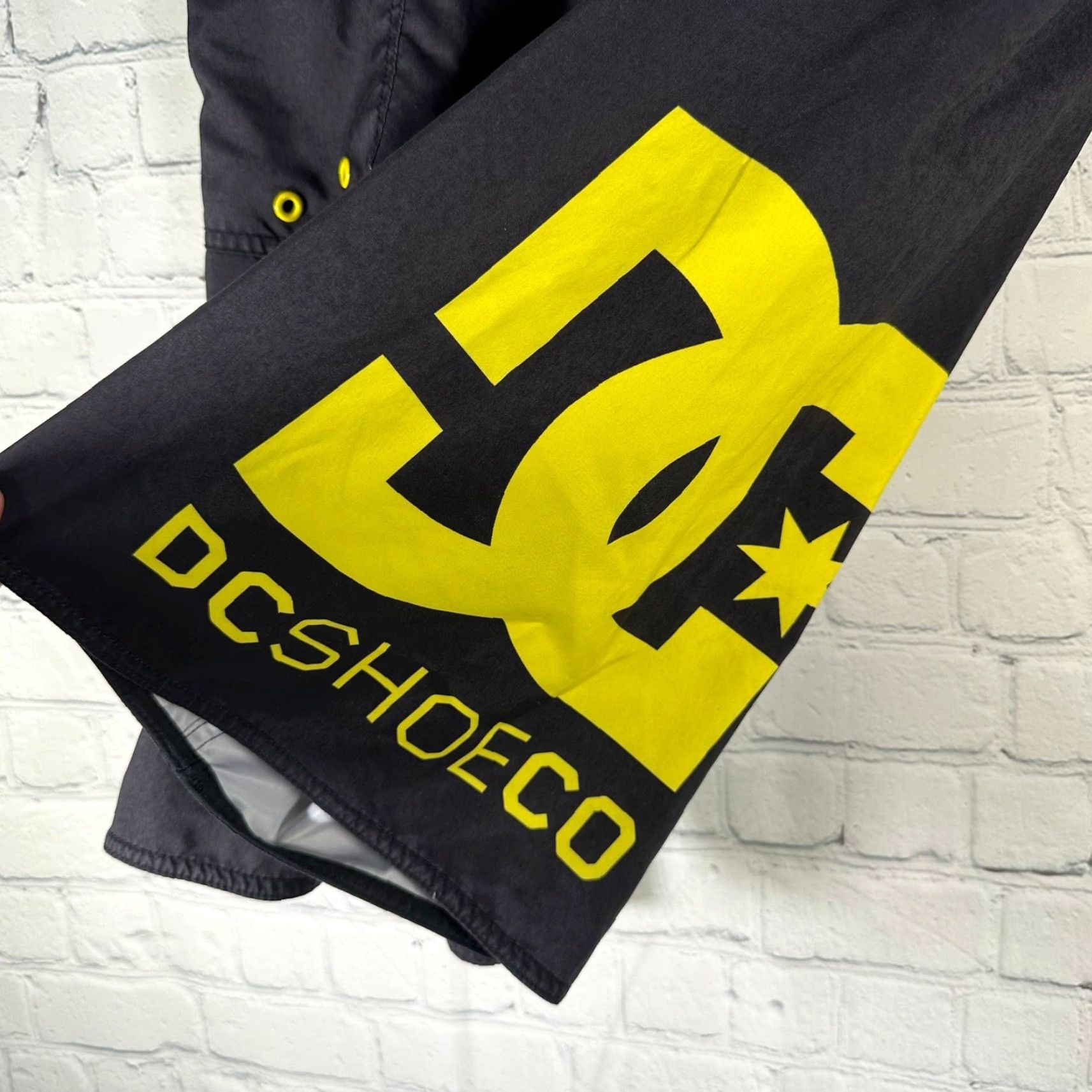 Vintage DC Shoes Mens Board Shorts Black Yellow Logo Cargo Pocket Swim Trunks 38 Size US 38 / EU 54 - 3 Thumbnail