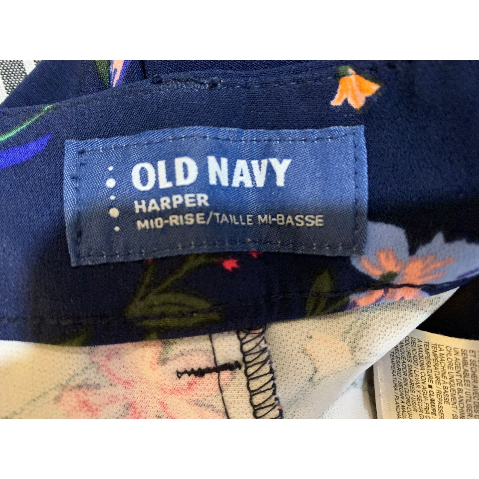 Old Navy Old Navy Harper Mid Rise Ankle Pants Blue Floral Bird Print Size 34" / US 12 / IT 48 - 6 Thumbnail