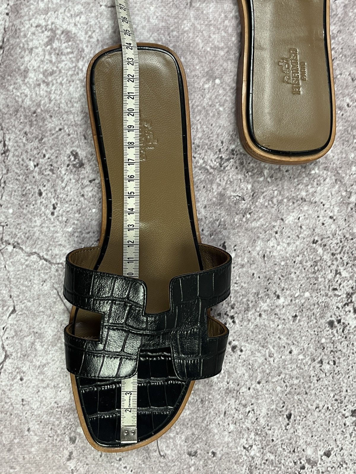 Hermes Hermès Oran 39 Black Croc Embossed Leather H Slide Flats 🇮🇹 Size US 9 / IT 39 - 13 Thumbnail