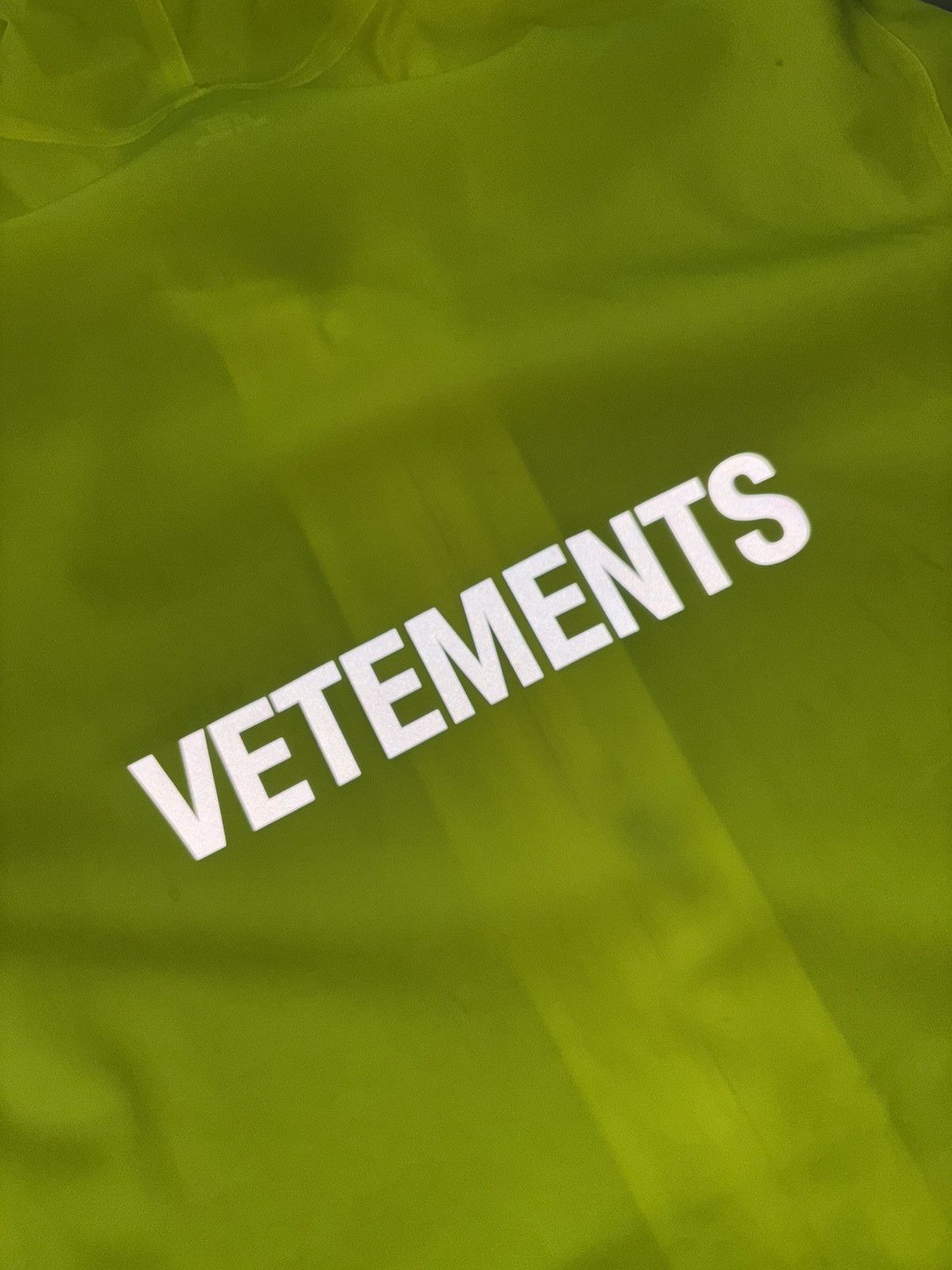 Vetements Vetements SS18 Logo Raincoat Size US M / EU 48-50 / 2 - 8 Thumbnail