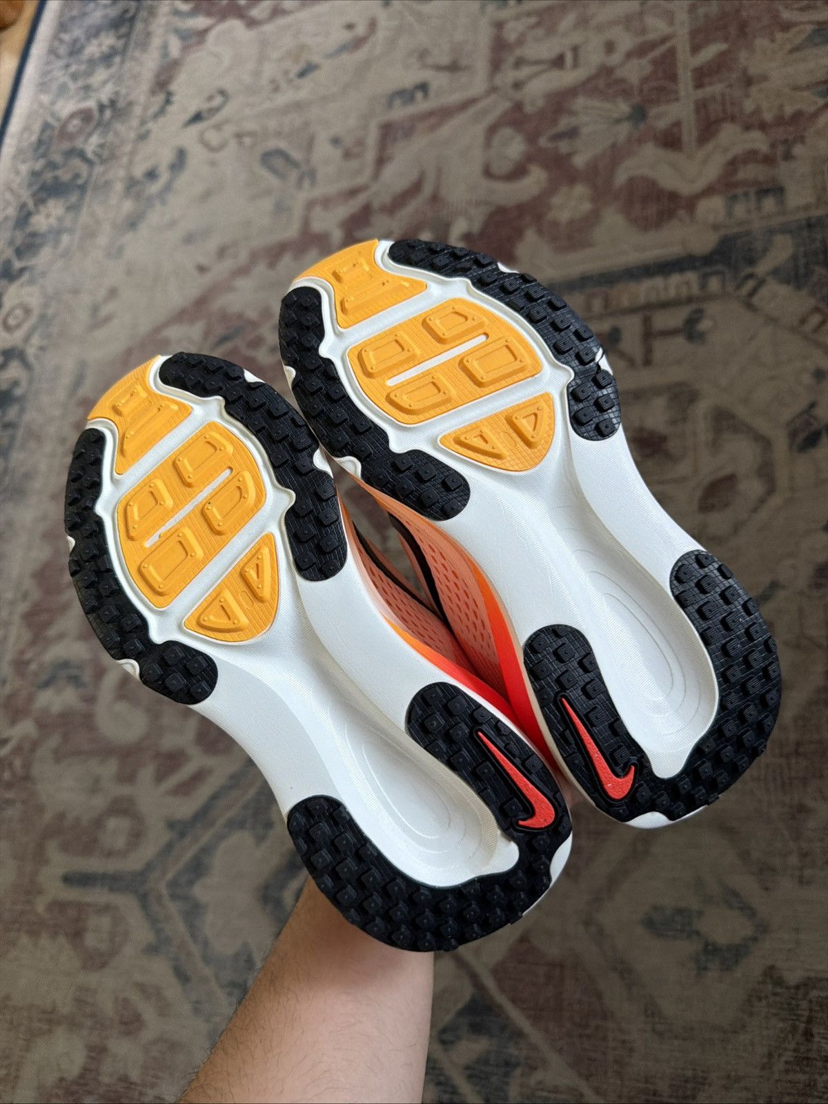 Nike Nike Vomero 18 Size US 5 / IT 35 - 4 Thumbnail