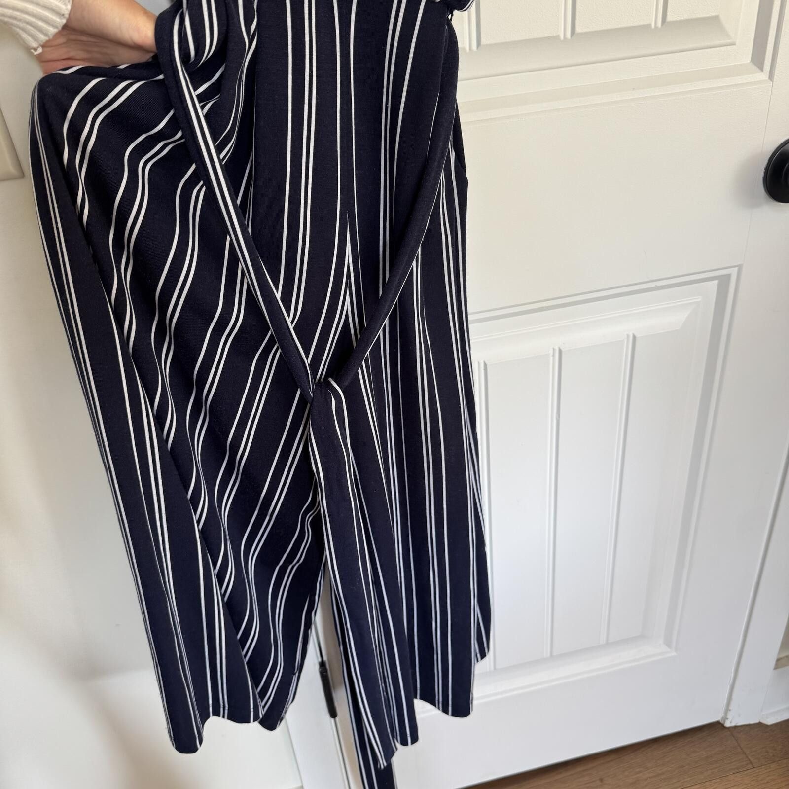 Vince Camuto Vince Camuto Size 4 Sleeveless Cropped Jumpsuit Size 30" / US 8 / IT 44 - 2 Thumbnail