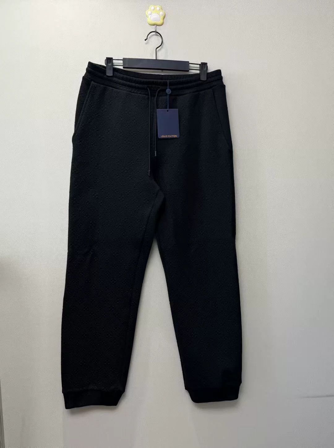 Louis Vuitton louis vuitton black embossed logo sweatpants Size US 28 / EU 44 - 1 Thumbnail