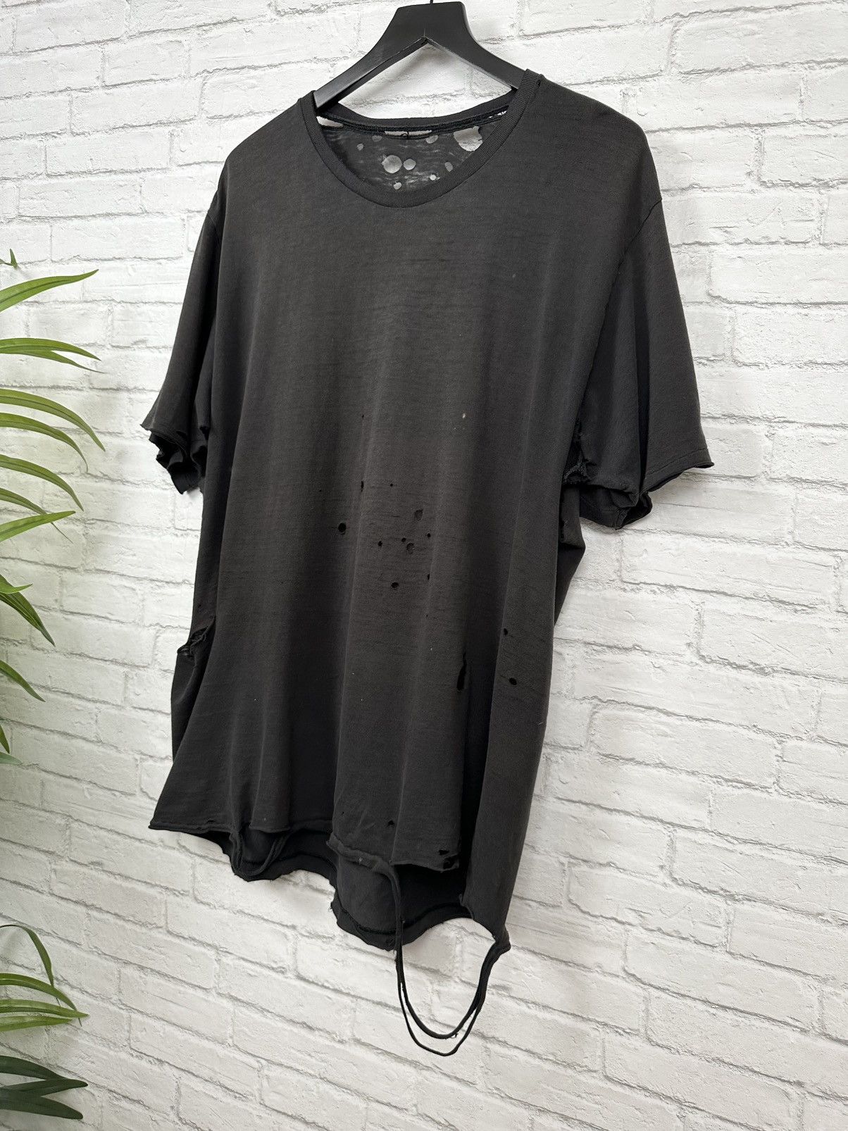 Vintage (XL) GRAIL THRASHED OUT Faded Black Vintage T Shirt Size US XL / EU 56 / 4 - 1 Thumbnail