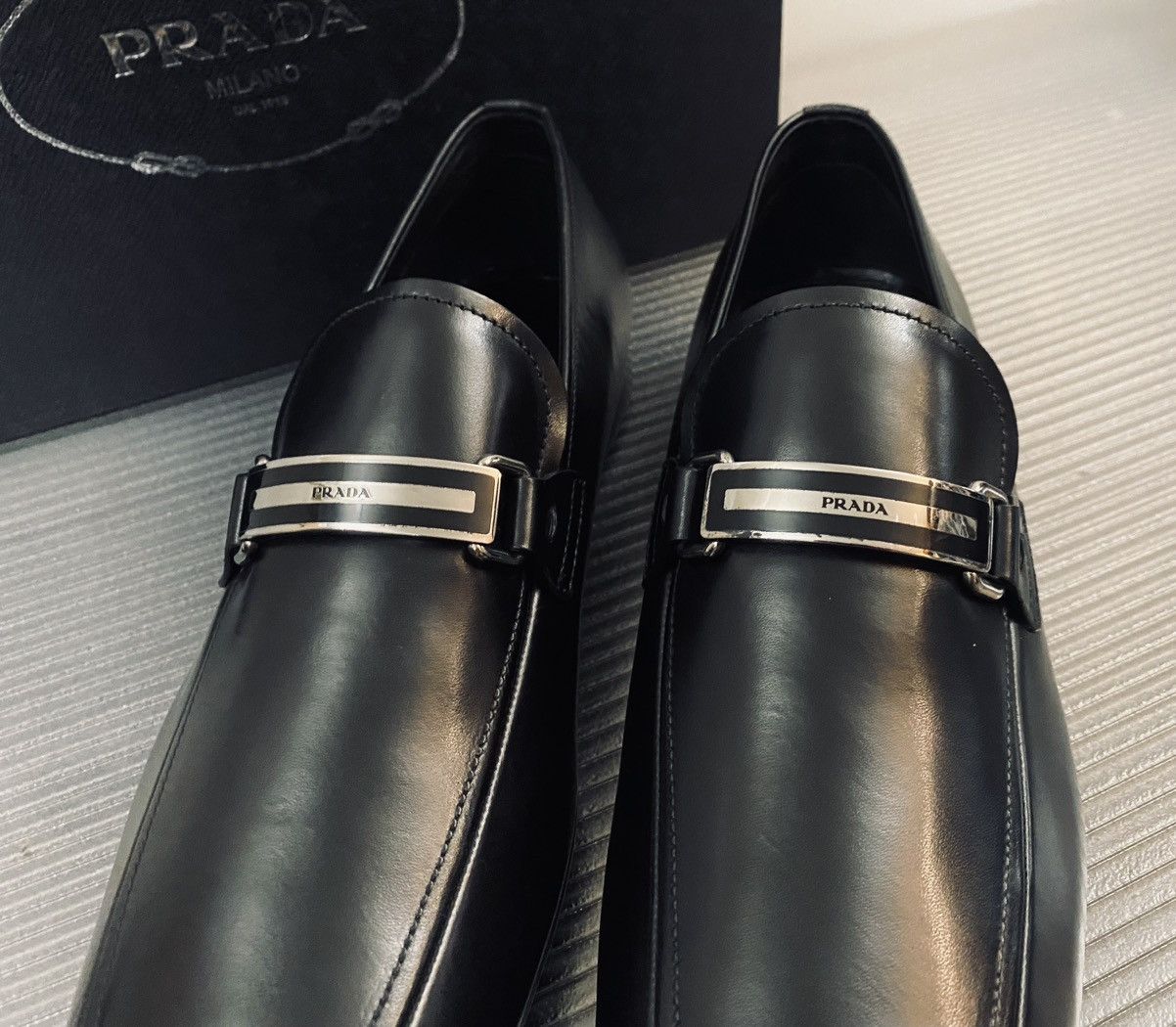 Prada Prada 🇮🇹 Nero smart calf metal logo plate vamp loafer 9.5 NEW Size US 9.5 / EU 42-43 - 16 Thumbnail