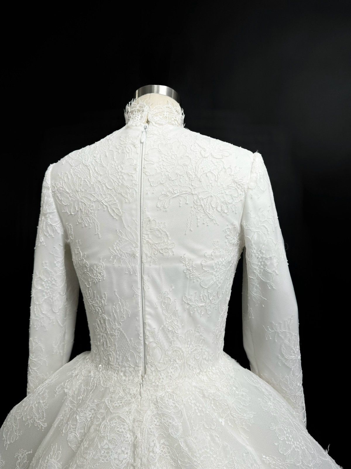 Other Preloved US 4 Anna Augusta Chantilly Corded Lace Bridal Gown Size S / US 4 / IT 40 - 5 Thumbnail