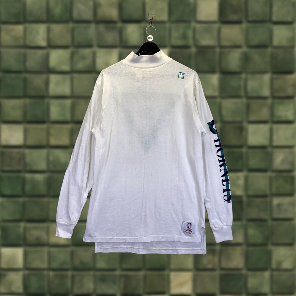 Nutmeg VINTAGE Dead Stock Nutmeg Mills Charlotte Hornets Mens Long Sleeve Shirt XL White 1980s Graphic Tee Sportswear Mens Size US XL / EU 56 / 4 - 1 Thumbnail