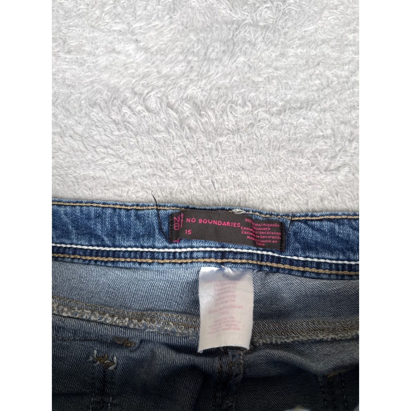 Vintage No Boundaries Jeans Capri Juniors 15 Blue Denim Low Rise 20in Inseam 30x20 Embroidered Distressed 5-Pocket Denim Cotton Blend Womens Jeans Size 36" / US 14 / IT 50 - 6 Thumbnail