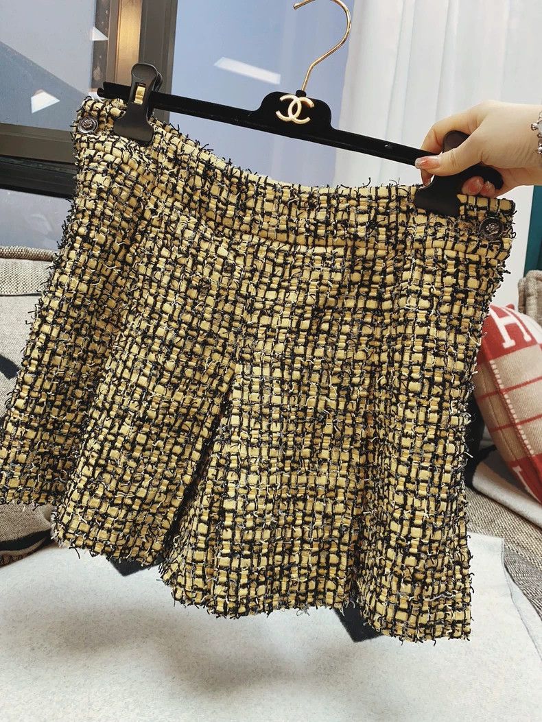Chanel Chanel 22P Yellow Black Tweed Shorts- dmc Size US 32 / EU 48 - 1 Thumbnail