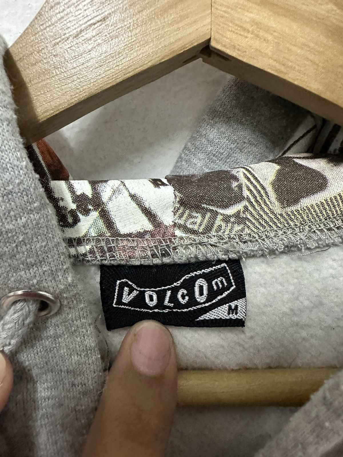 Japanese Brand × Vintage × Volcom Vintage Volcom Don’t Be Like Hamburger Big Logo Hoodie Size US M / EU 48-50 / 2 - 17 Thumbnail