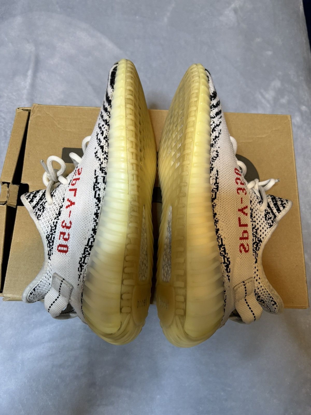 Adidas Adidas Yeezy Boost 350 V2 Low Zebra 2017 Size 9.5 Size US 9.5 / EU 42-43 - 3 Thumbnail