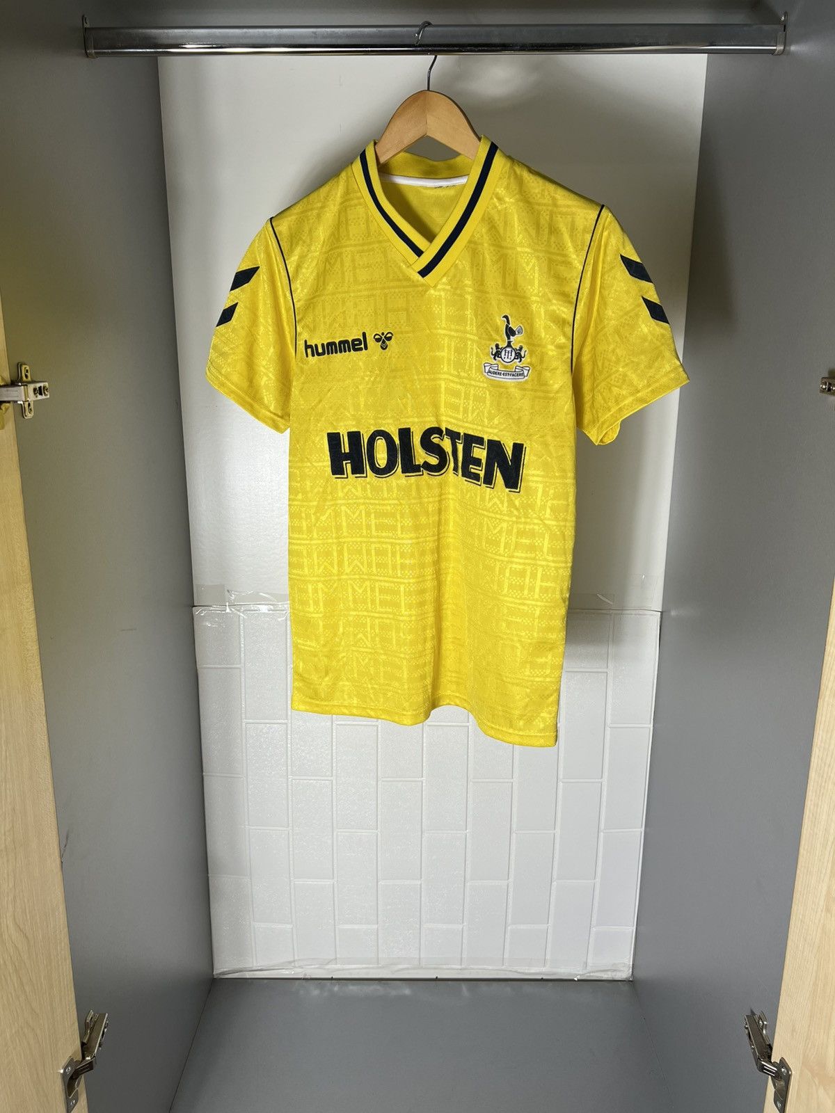 Vintage VERY RARE HUMMEL FC TOTTENHAM HOTSPUR ENGLAND SOCCER JERSEY Size US S / EU 44-46 / 1 - 2 Thumbnail