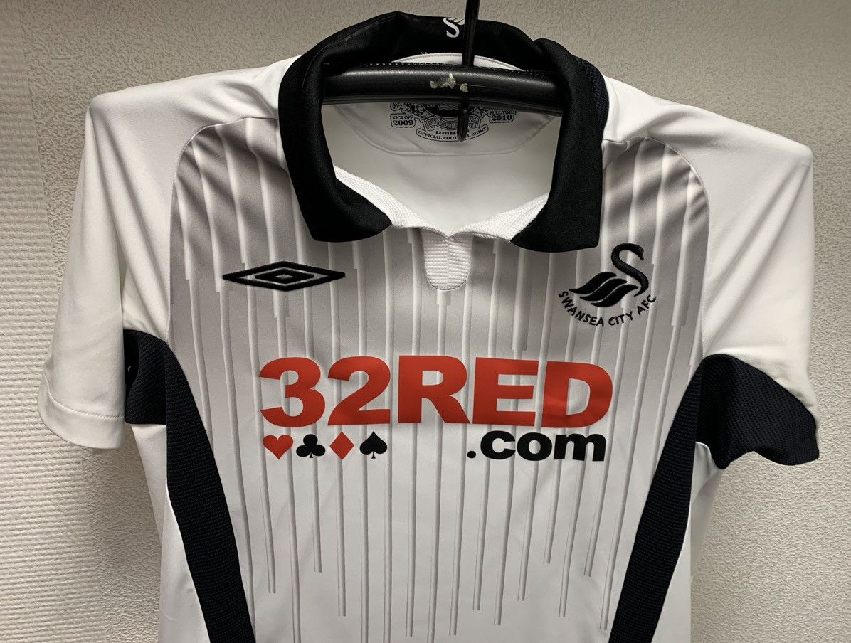 Umbro Swansea city umbro vintage soccer jersey M 32Red 2009/10 Size US M / EU 48-50 / 2 - 4 Thumbnail