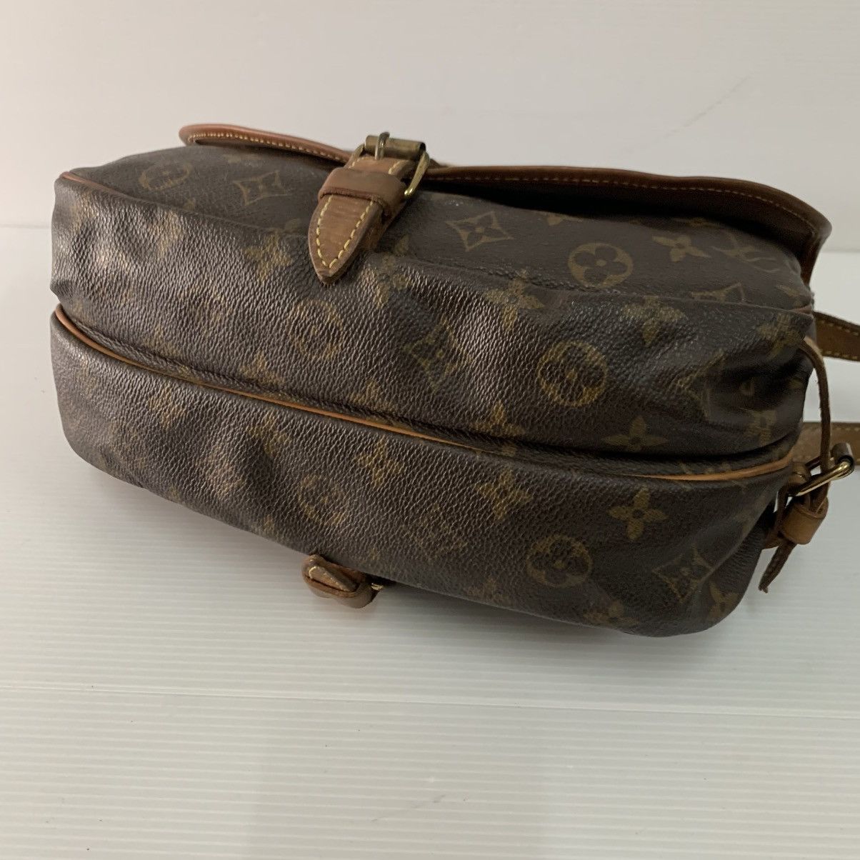 Louis Vuitton Louis Vuitton Monogram Saumur 30 Slingbag Size ONE SIZE - 10 Thumbnail