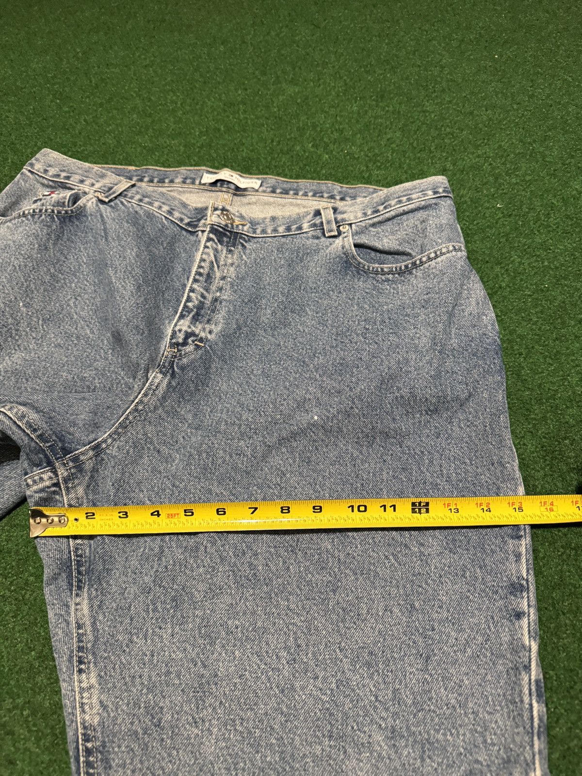 Tommy Hilfiger Vintage Tommy Hilfiger Relaxed Light Wash 40x30 Y2K Jeans Size 42" / US 20 - 12 Thumbnail